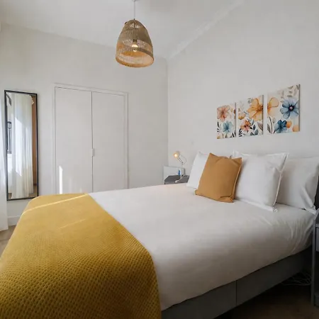 Private Parking! 2br Ensuite, 3 Baths, 5min Metro * Oporto
