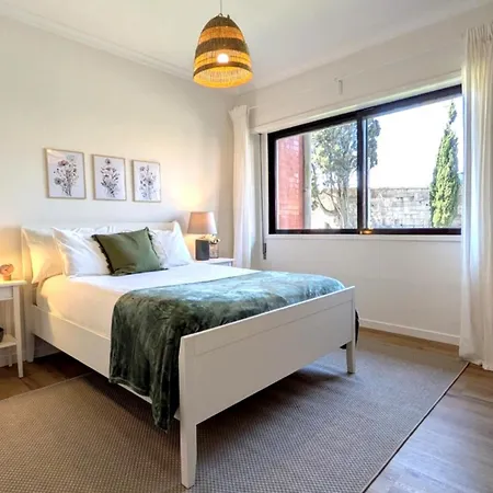 Private Parking! 2br Ensuite, 3 Baths, 5min Metro Apartman Porto