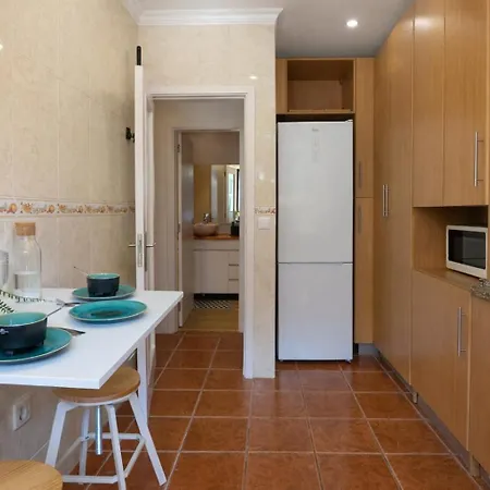 Private Parking! 2br Ensuite, 3 Baths, 5min Metro Porto