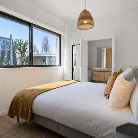 Private Parking! 2br Ensuite, 3 Baths, 5min Metro Apartman Porto