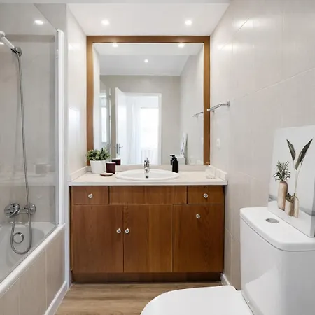 Private Parking! 2br Ensuite, 3 Baths, 5min Metro * Porto